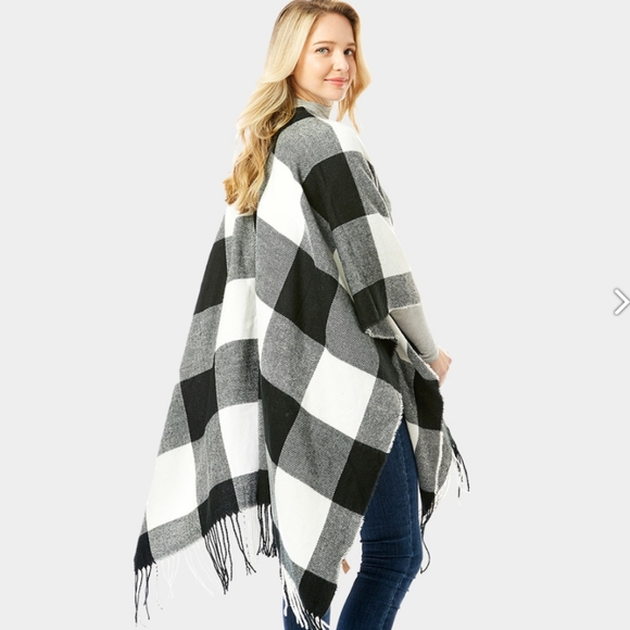 Black and white Checkered Shawl - Picture 3 of 4